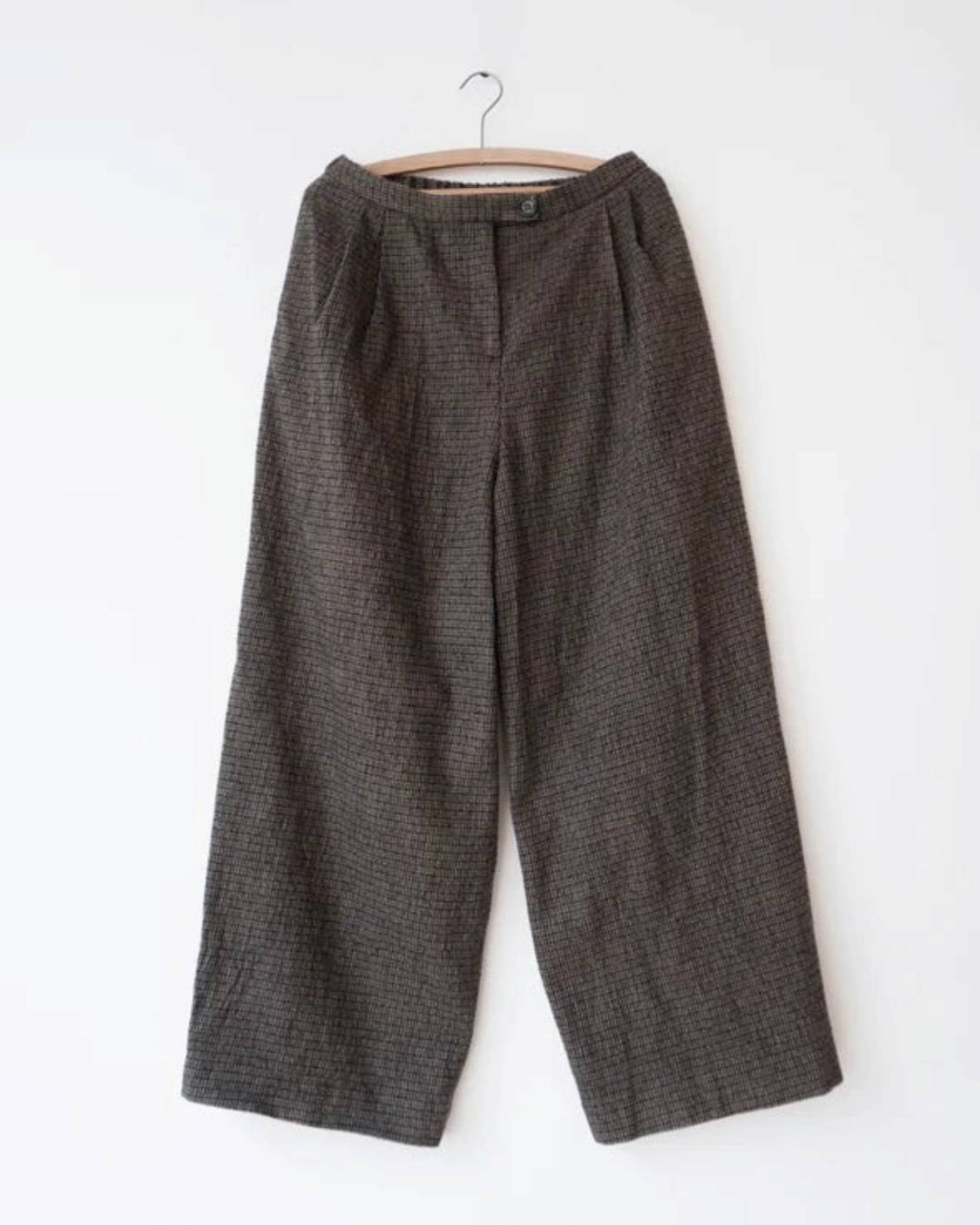 Pantalon large Dopple & Scent Atelier Tuck en laine et coton à carreaux moka, disponible chez Merci Paris