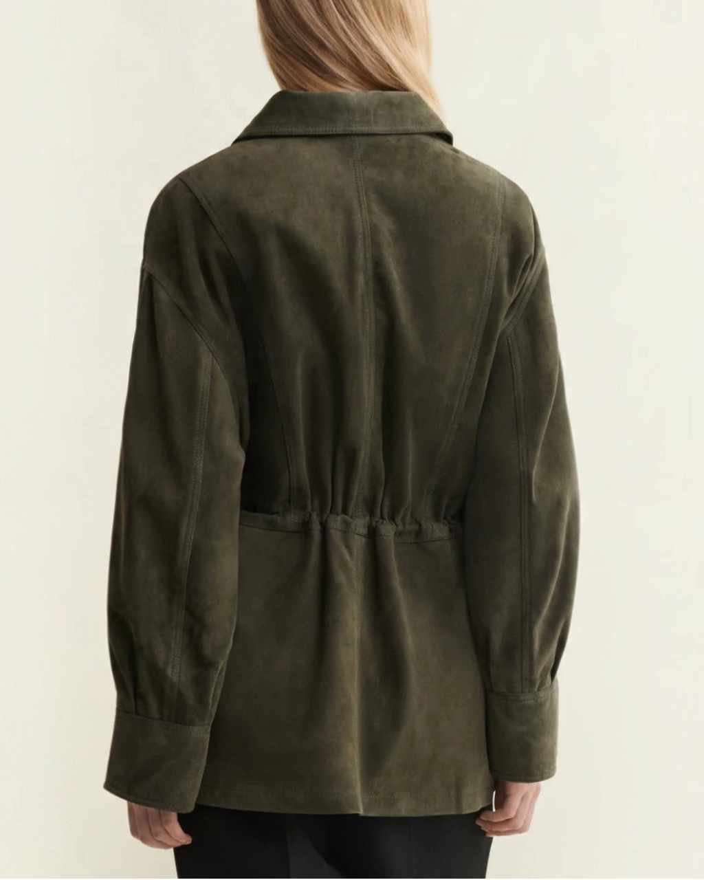 Vue arrière de la veste Maeve en daim vert foncé de Merci Paris avec cordon de serrage à la taille