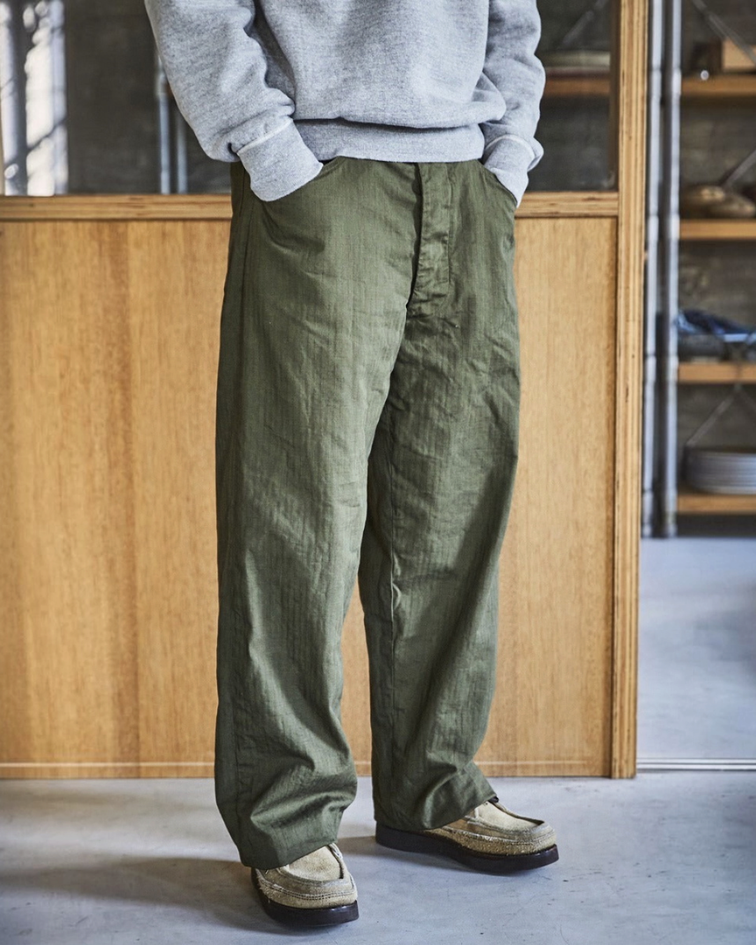 Pantalon OrSlow Us Widefit Utility en toile de coton olive chez Merci Paris, coupe ample et style workwear vintage