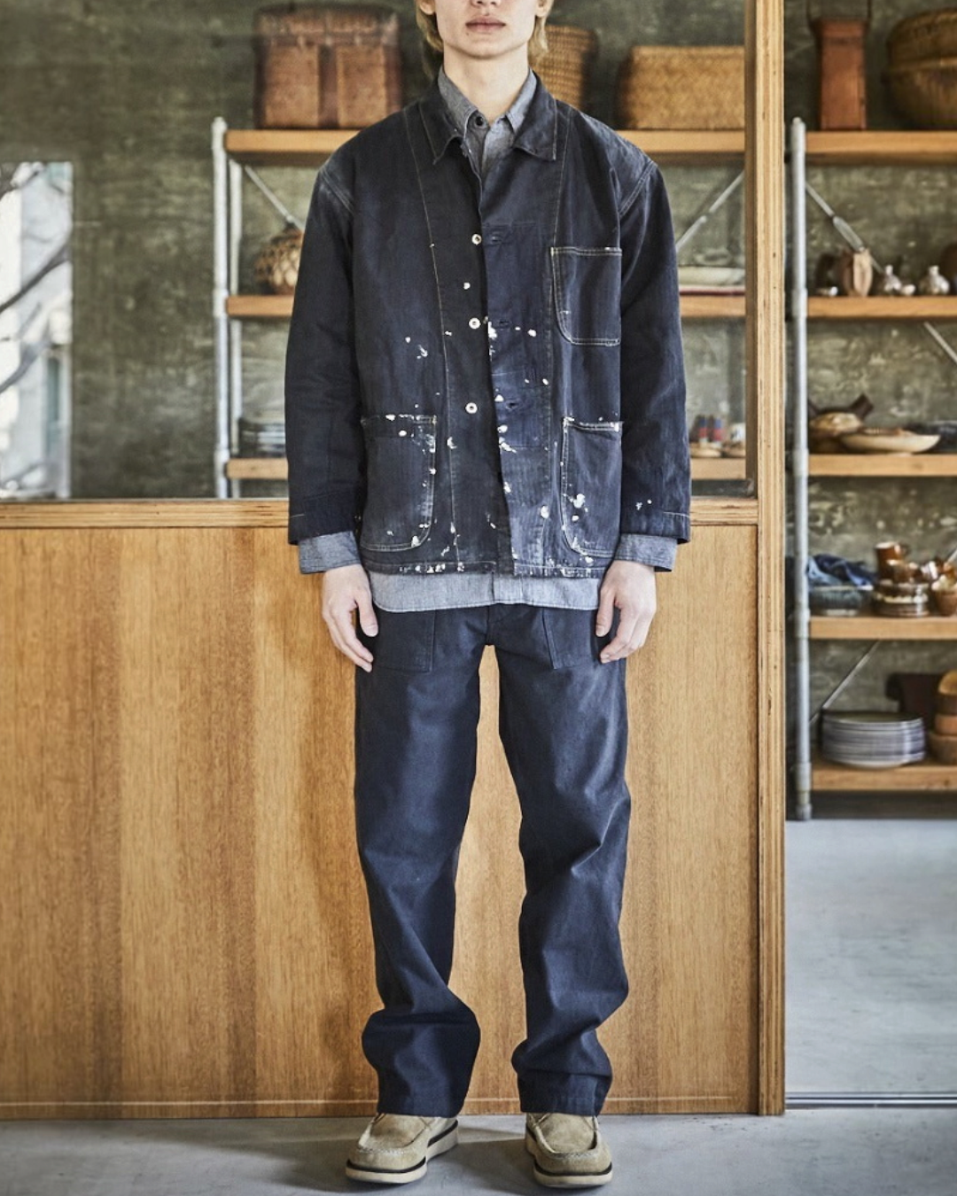 Homme portant une veste Merci Paris OrSlow en coton noir à chevrons avec effets de peinture blanche et poches plaquées