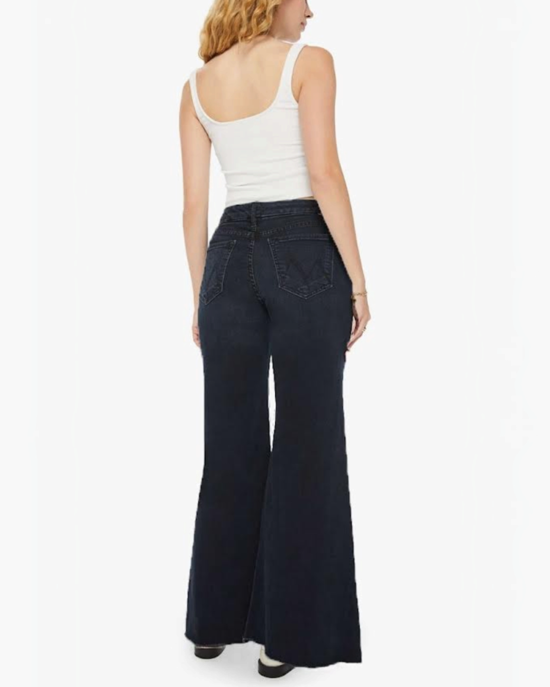 Vue arrière du jean évasé Mother The Roller Sneak bleu foncé avec ourlets effilochés, disponible chez Merci Paris