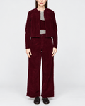Modèle portant le pantalon Nijn bordeaux en velours côtelé de coton Merci Paris, coupe droite et ample