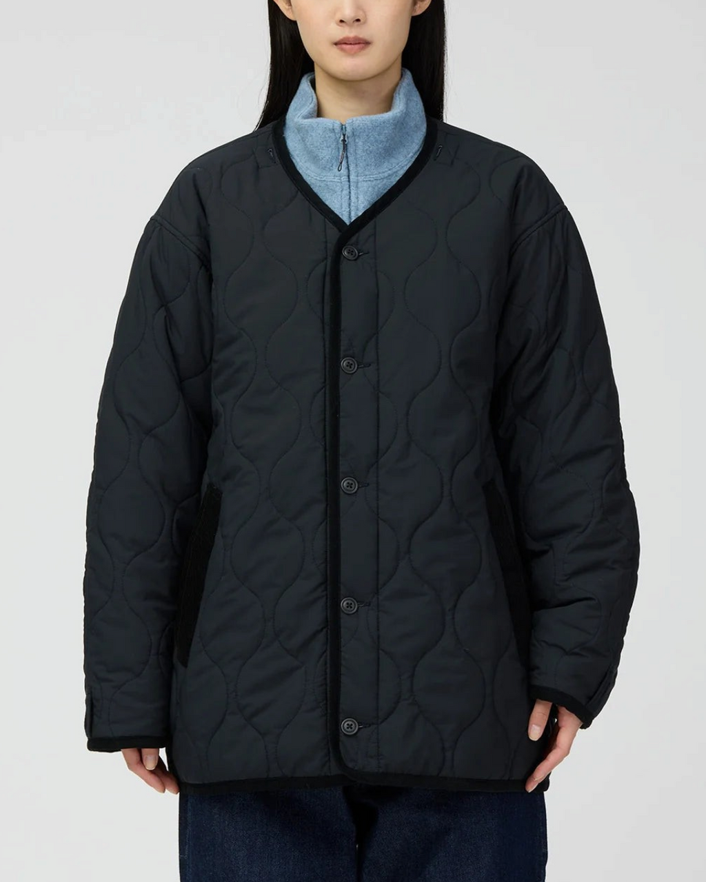 Modèle portant la doublure noire matelassée Merci Paris Snow Peak avec isolation PrimaLoft et col rond