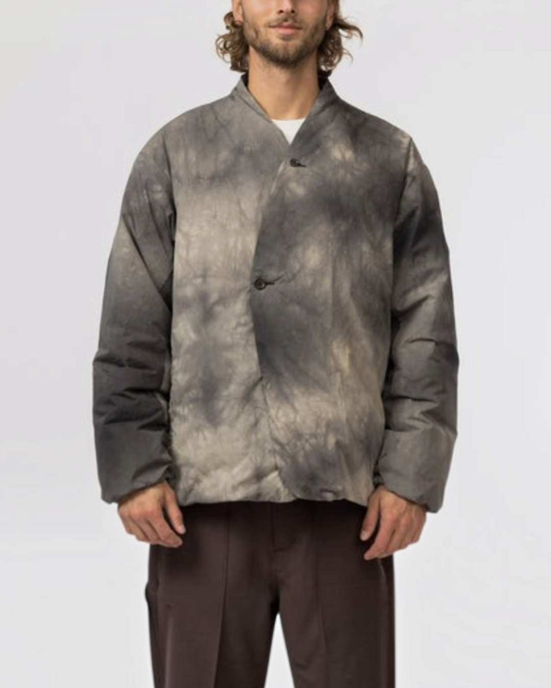 Homme portant une doudoune Merci Paris Snow Peak en nylon gris charbon avec un motif shibori marbré unique