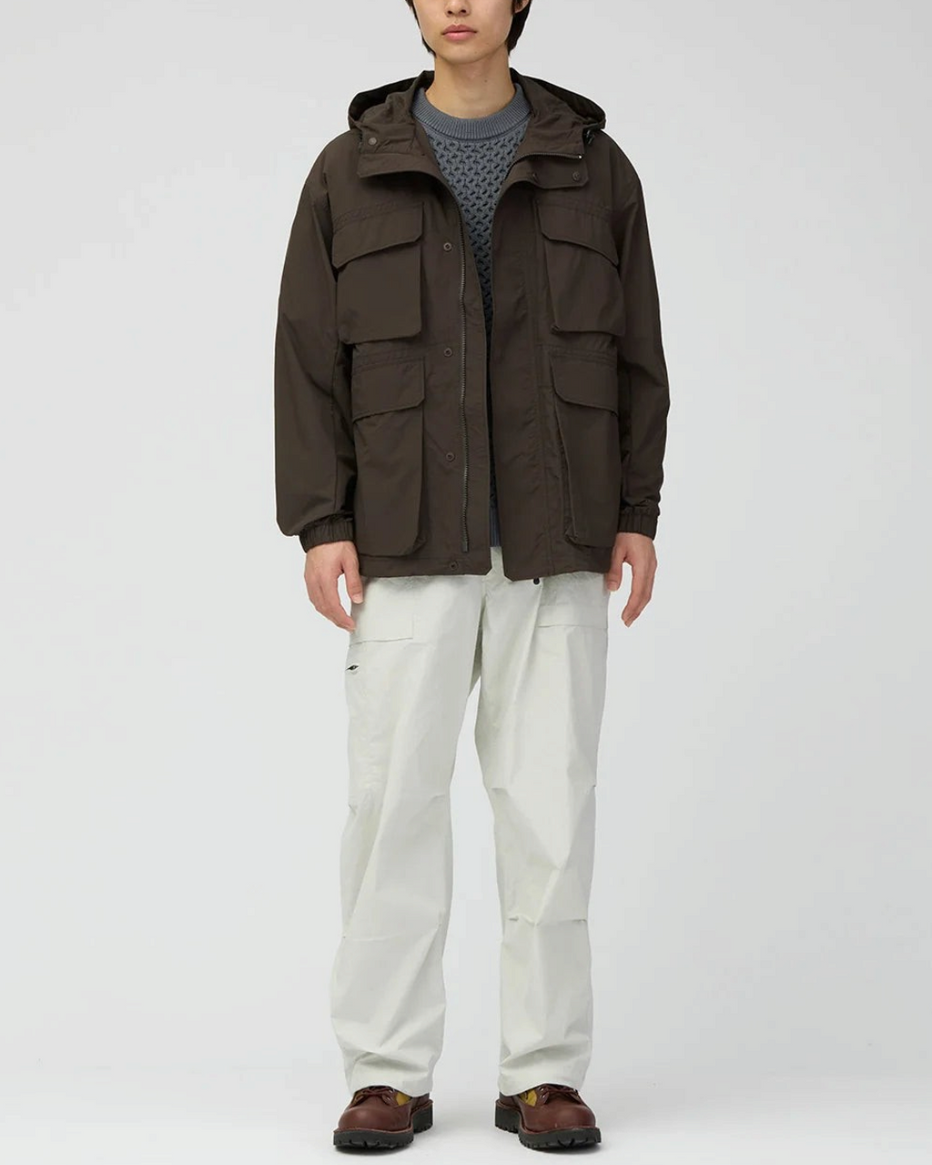 Veste Merci Paris Snow Peak en nylon ripstop marron foncé avec capuche et poches cargo, portée par un mannequin