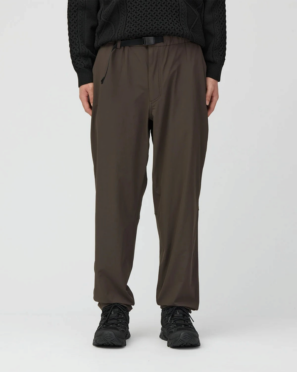 Pantalon fuselé Snow Peak marron foncé en nylon extensible avec ceinture intégrée, porté par un homme