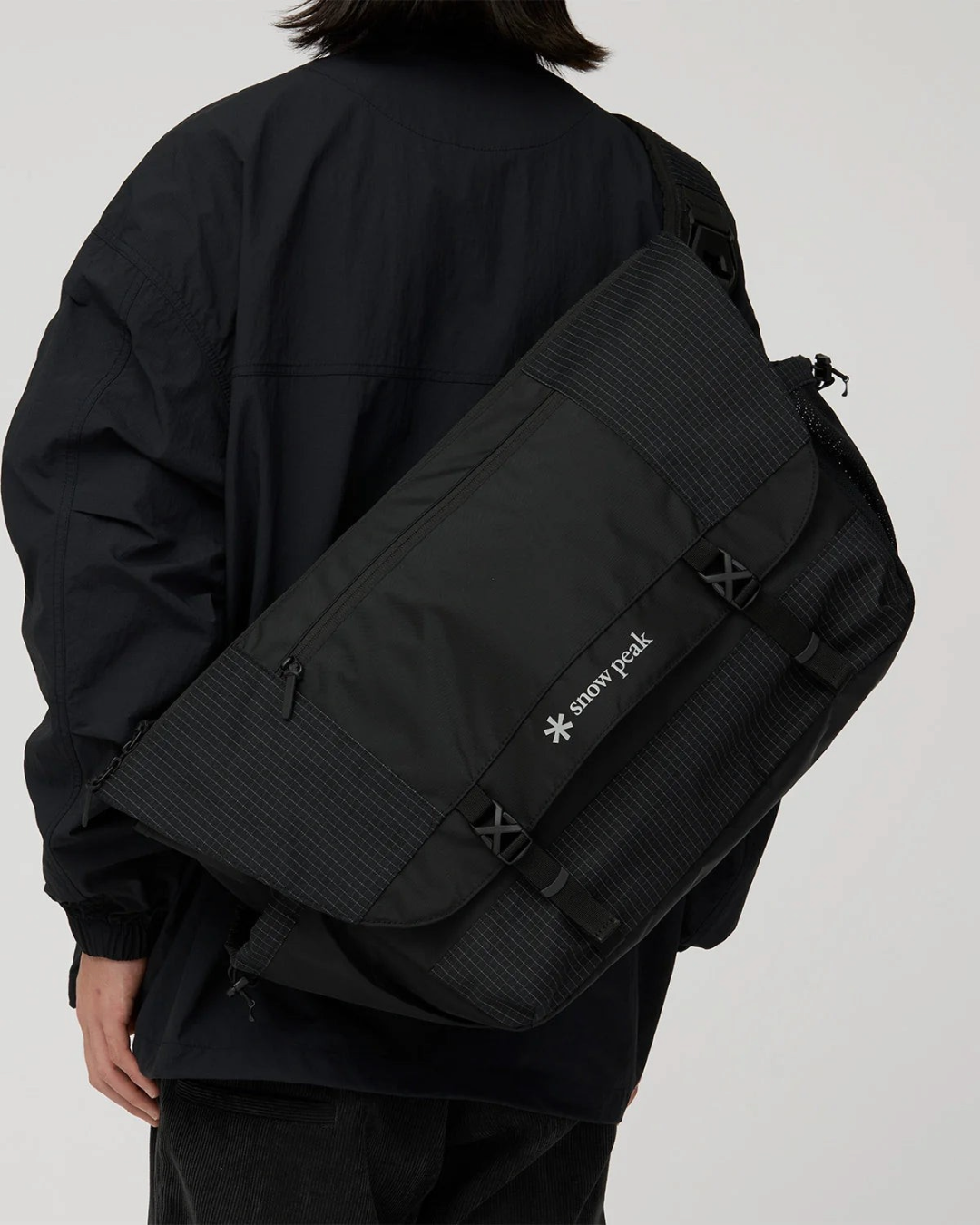 Sac messager noir Merci Paris Snow Peak en tissu ripstop quadrillé avec bandoulière porté épaule