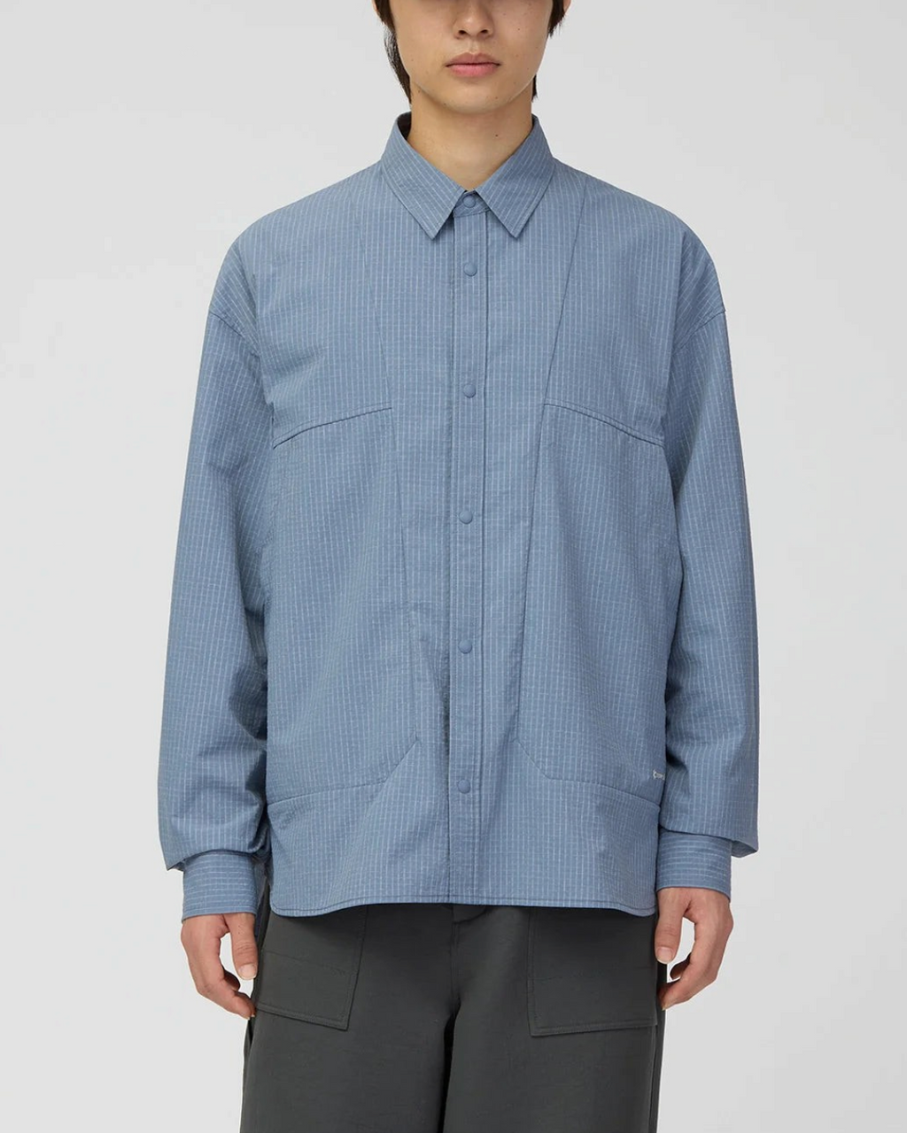 Homme portant la chemise Merci Paris Snow Peak Kasuri Ripstop bleu clair avec casquette assortie