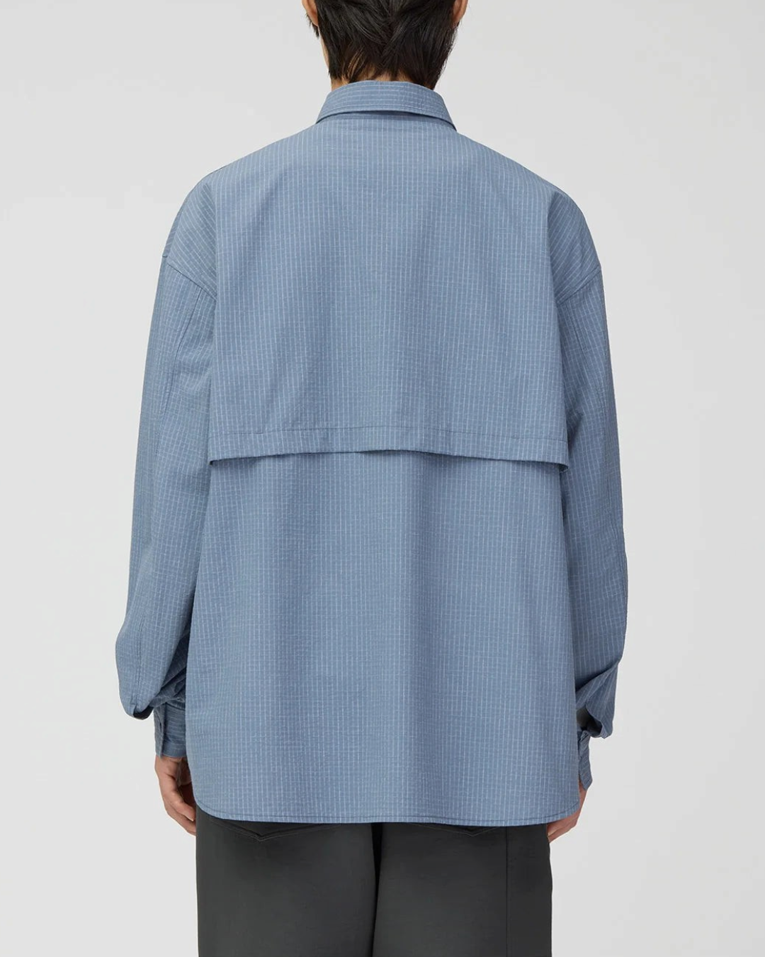 Vue arrière de la chemise Merci Paris Snow Peak Kasuri Ripstop bleu clair avec panneau de ventilation au dos