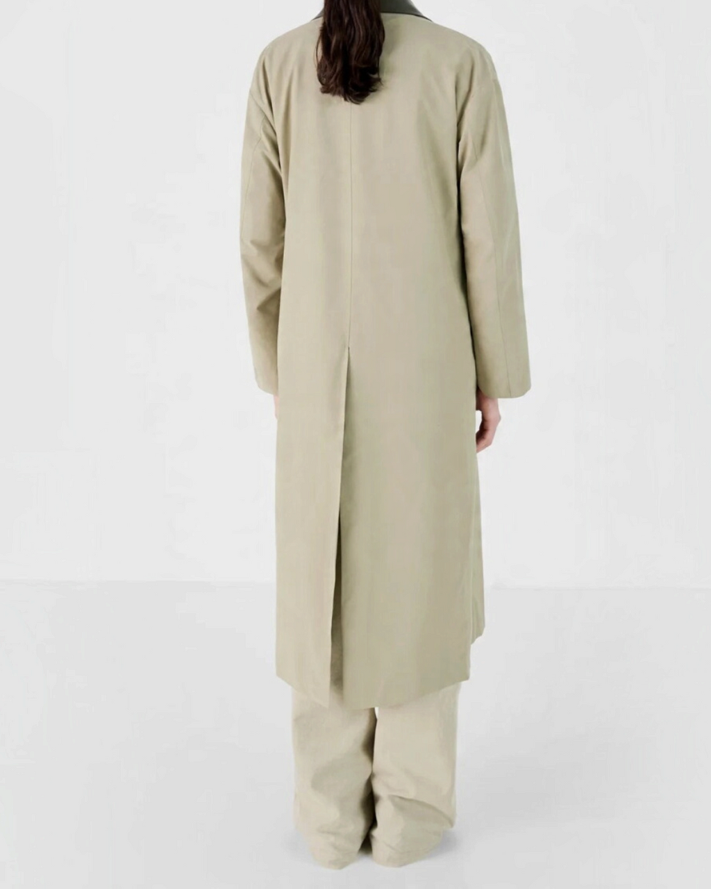 Vue arrière du trench long Merci Paris Masscob en coton et polyamide olive avec col en cuir et fente au dos