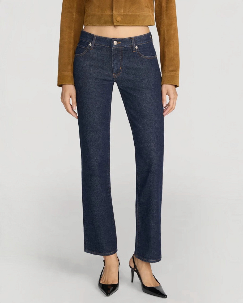 Jean cigarette bleu brut Merci Paris par Frame taille basse en denim stretch porté avec une veste en daim marron