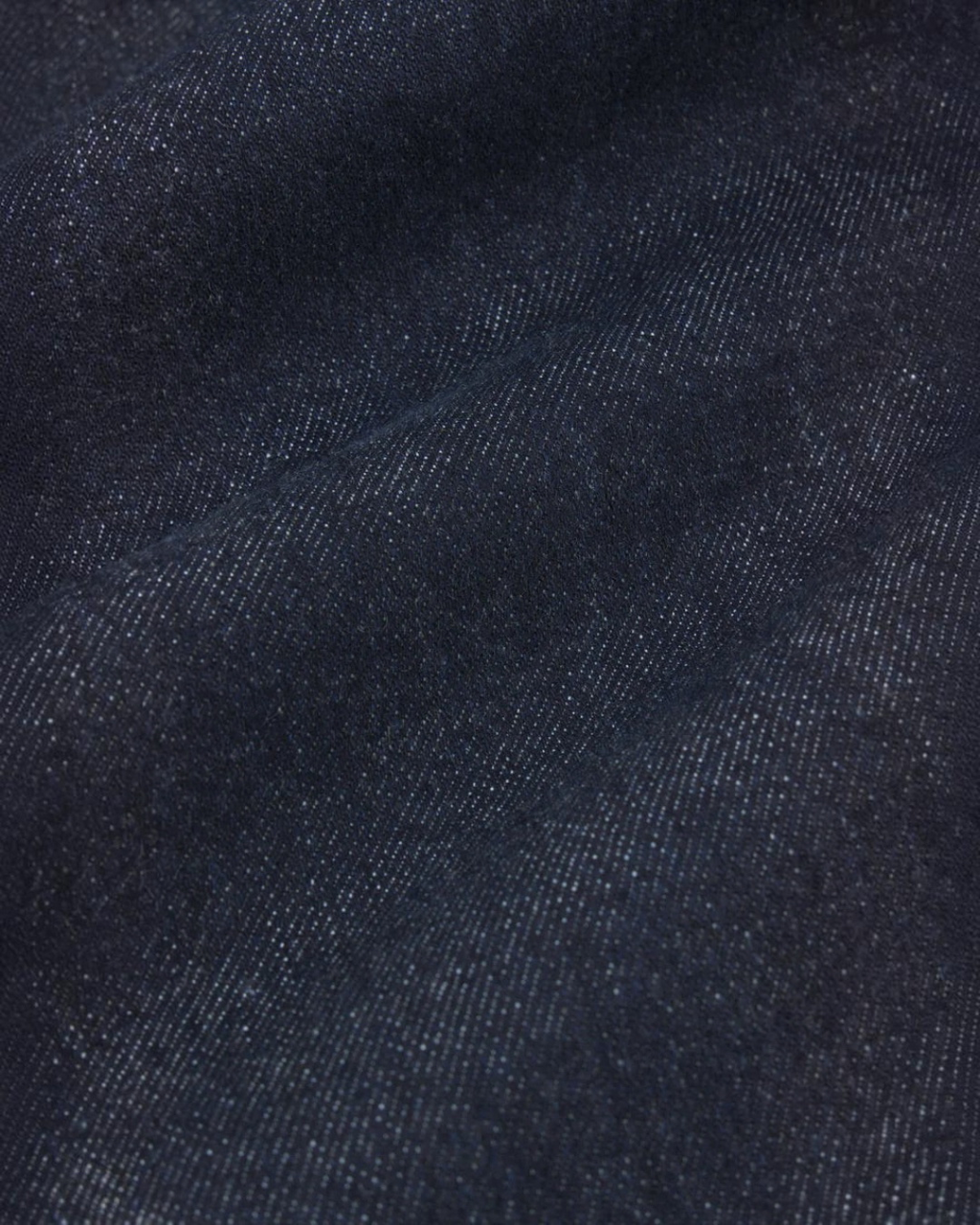 Gros plan sur la texture du denim bleu brut du jean The Cigarette de la marque Merci Paris
