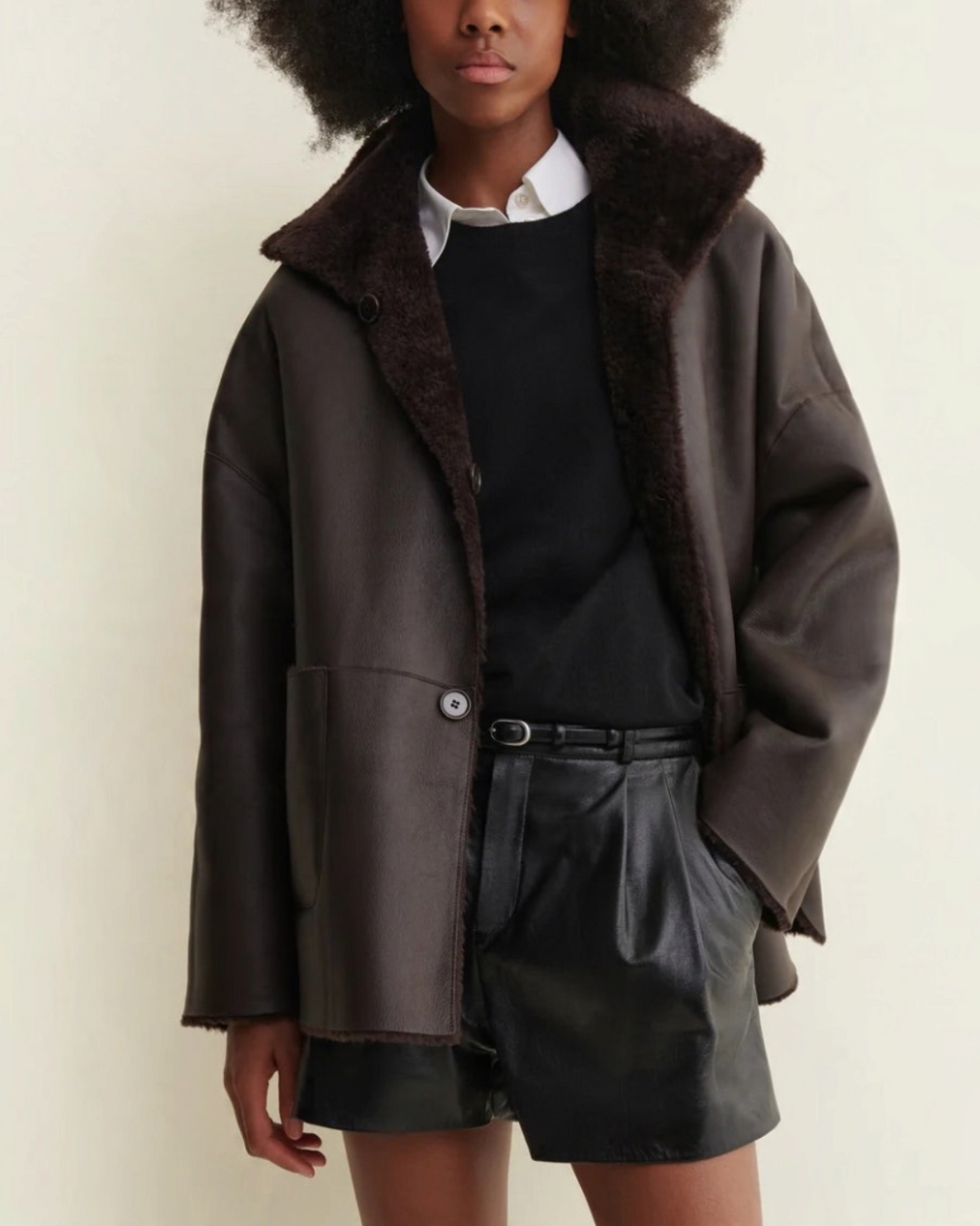 Manteau réversible Arma Isabella en cuir d'agneau marron grain de café porté par une femme chez Merci Paris
