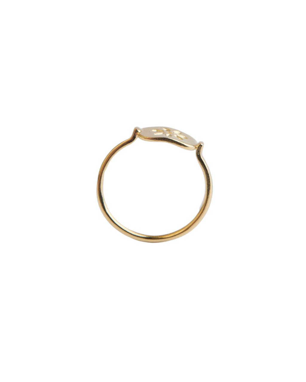 Bague Emma Merci Paris en laiton plaqué or jaune 16 carats avec un motif gravé délicat sur fond noir