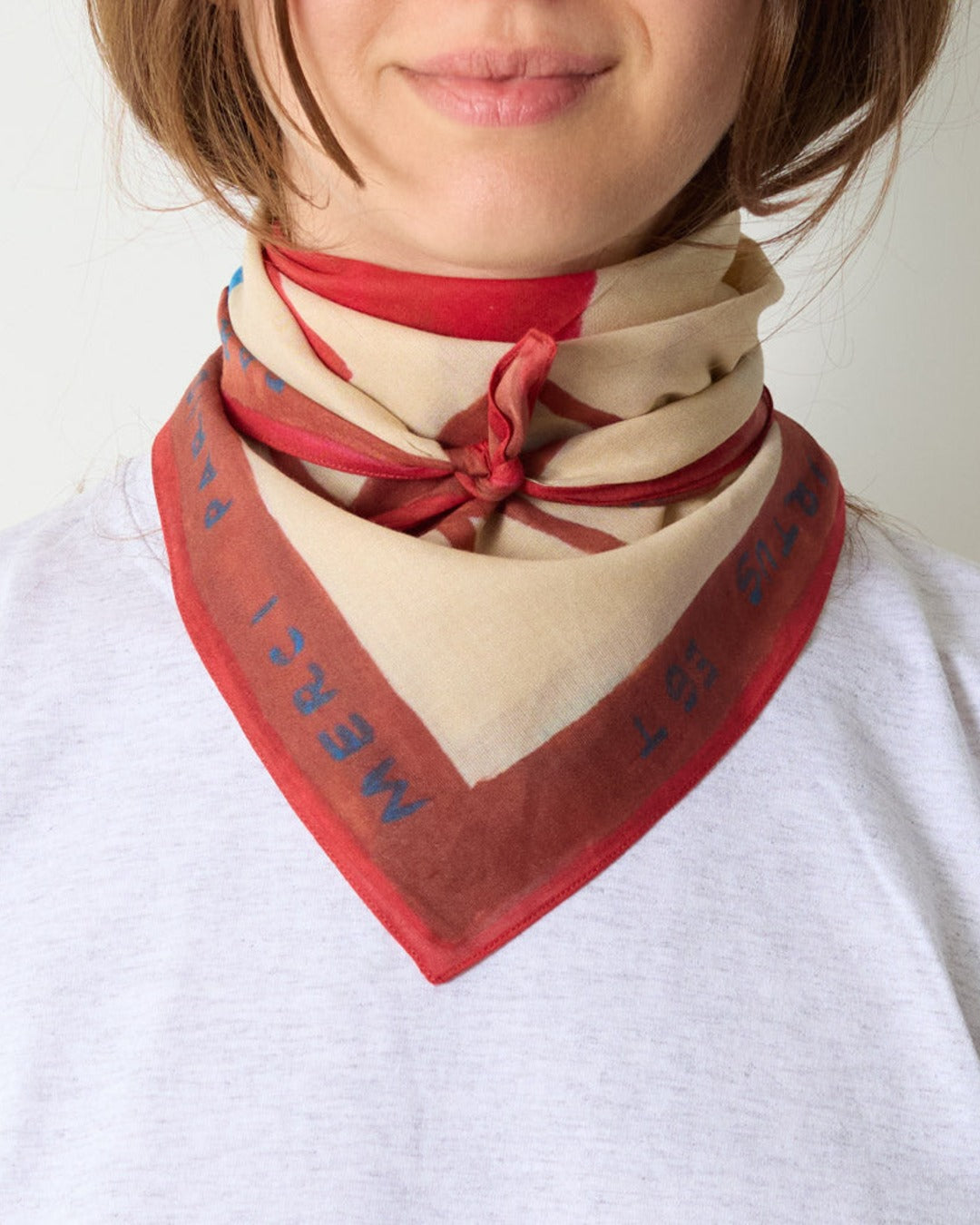 Merci - Bandana Ars Vivendi Virtus Est - Rouge, Bleu & Beige