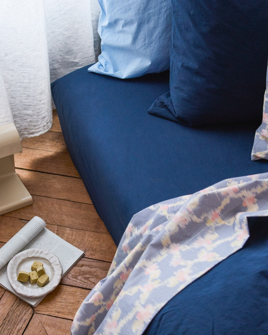 Merci - Parure en percale de coton - Tataki Bleu Nuit — détail et mise en scène
