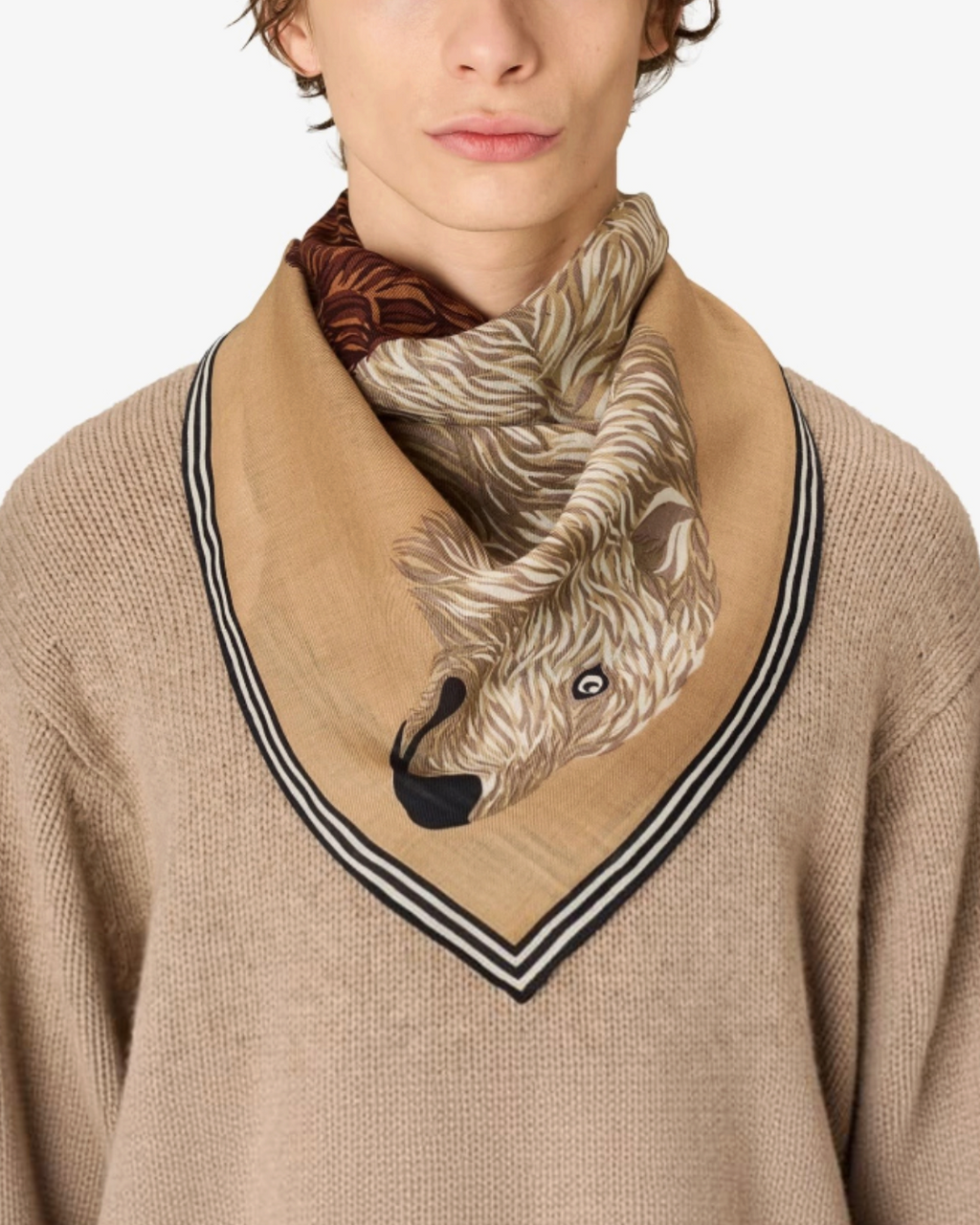 Homme portant un carré en laine beige Inoui Editions avec un motif d'ours illustré, noué autour du cou