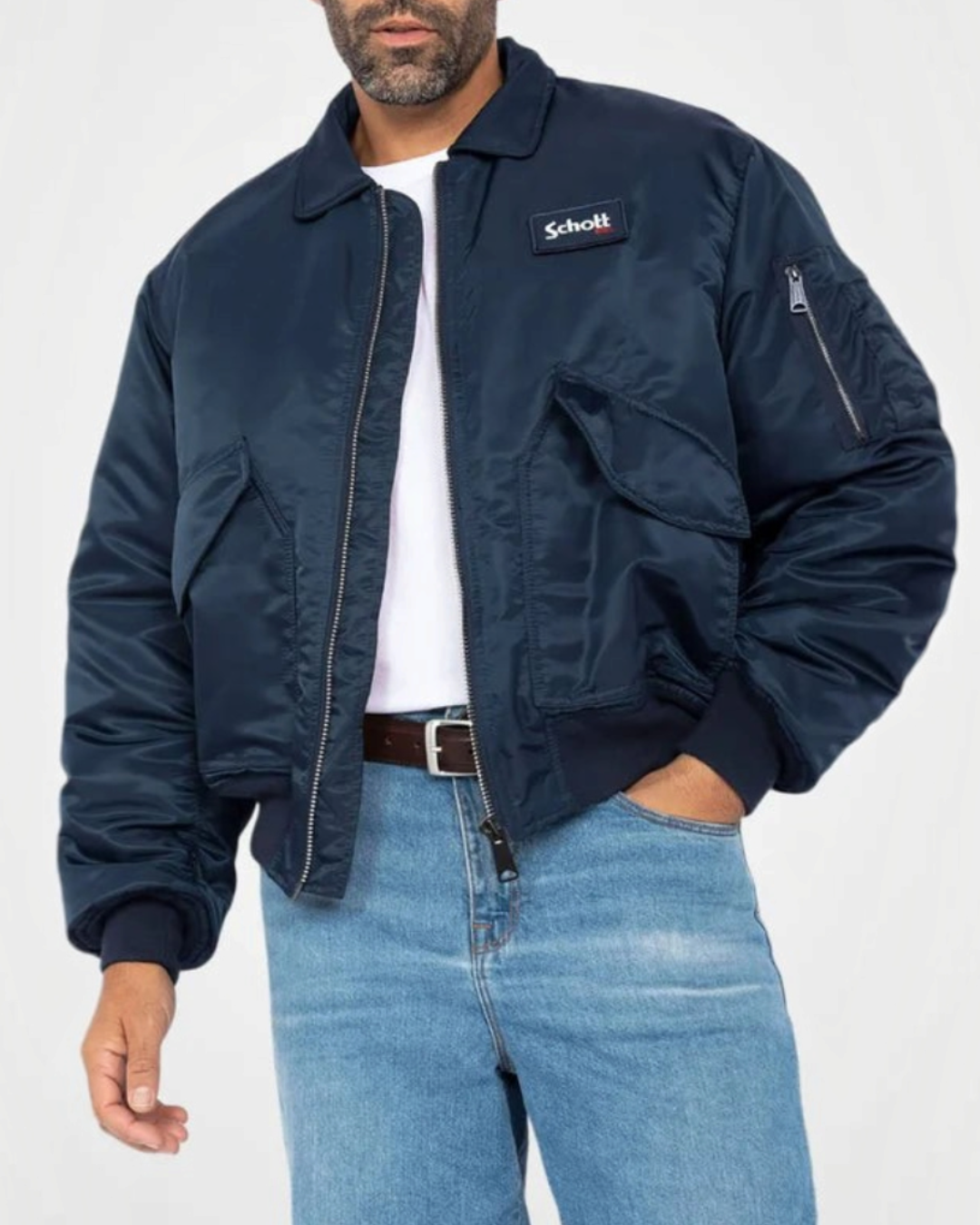 Homme portant un bomber Schott bleu marine coupe oversize avec logo amovible, disponible chez Merci Paris