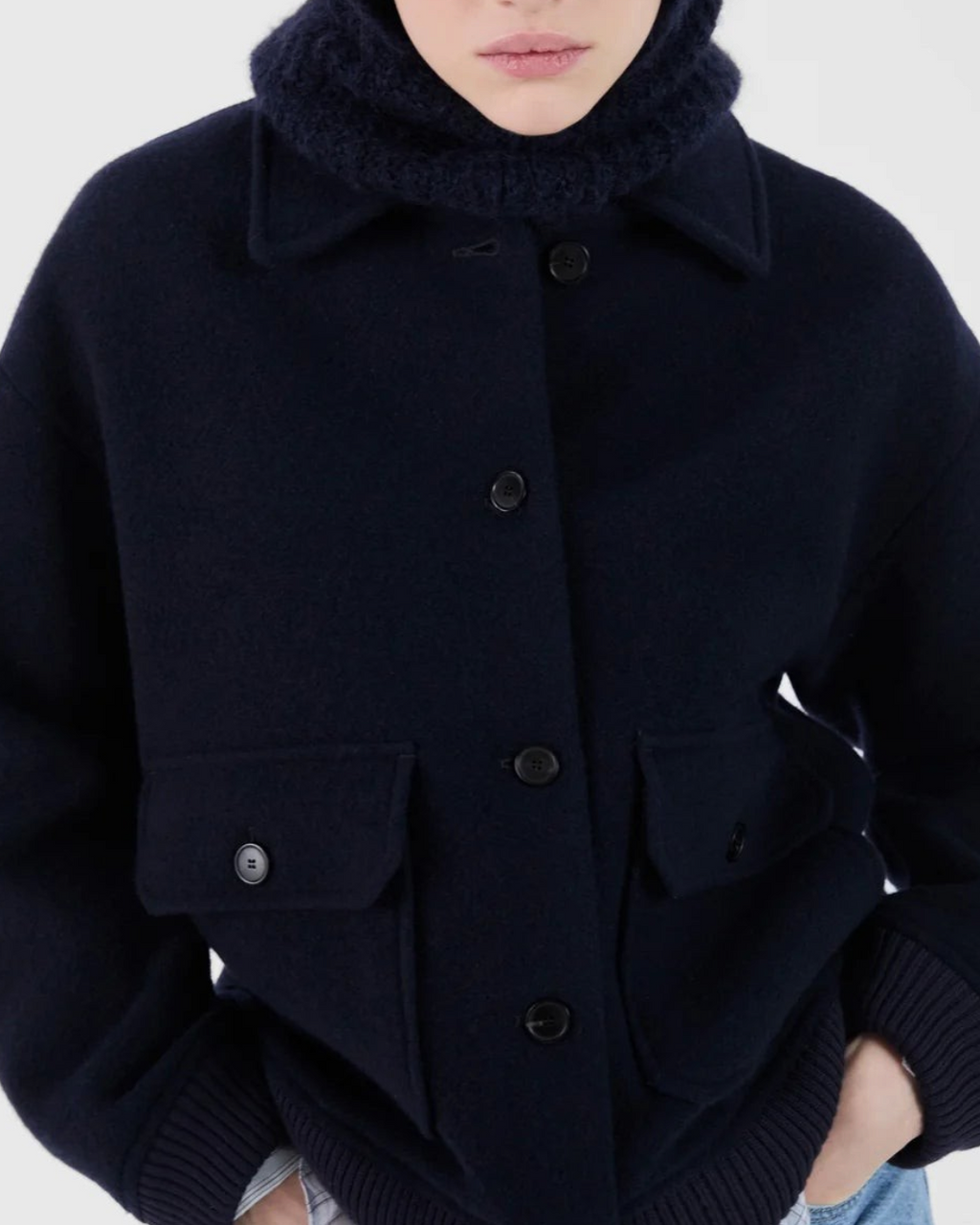 Veste bomber Merci Paris Masscob Cleo bleu marine en coton avec capuche et finitions côtelées portée par un mannequin
