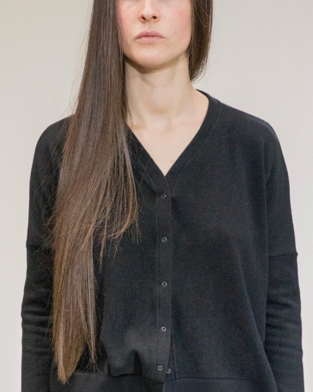 Modèle portant un cardigan noir à col en V Album Di Famiglia chez Merci Paris en maille de coton et acrylique