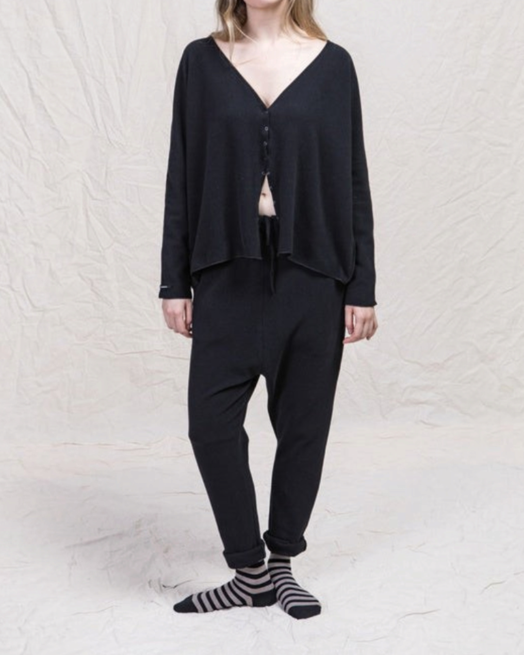 Cardigan noir à col en V Album Di Famiglia chez Merci Paris, en maille de coton mélangé souple et confortable