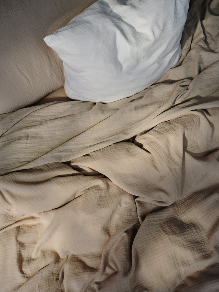 Parure en gaze de coton Beige Quai de Seine — détail et mise en scène