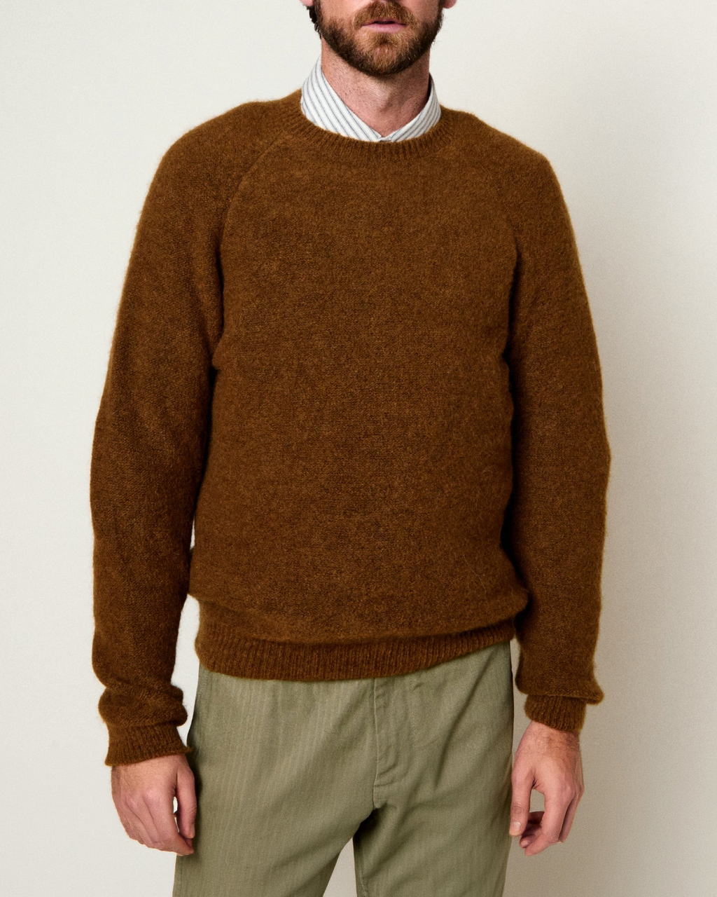 Homme portant le pull en alpaga Merci Paris Homecore couleur coffee avec col rond et manches longues