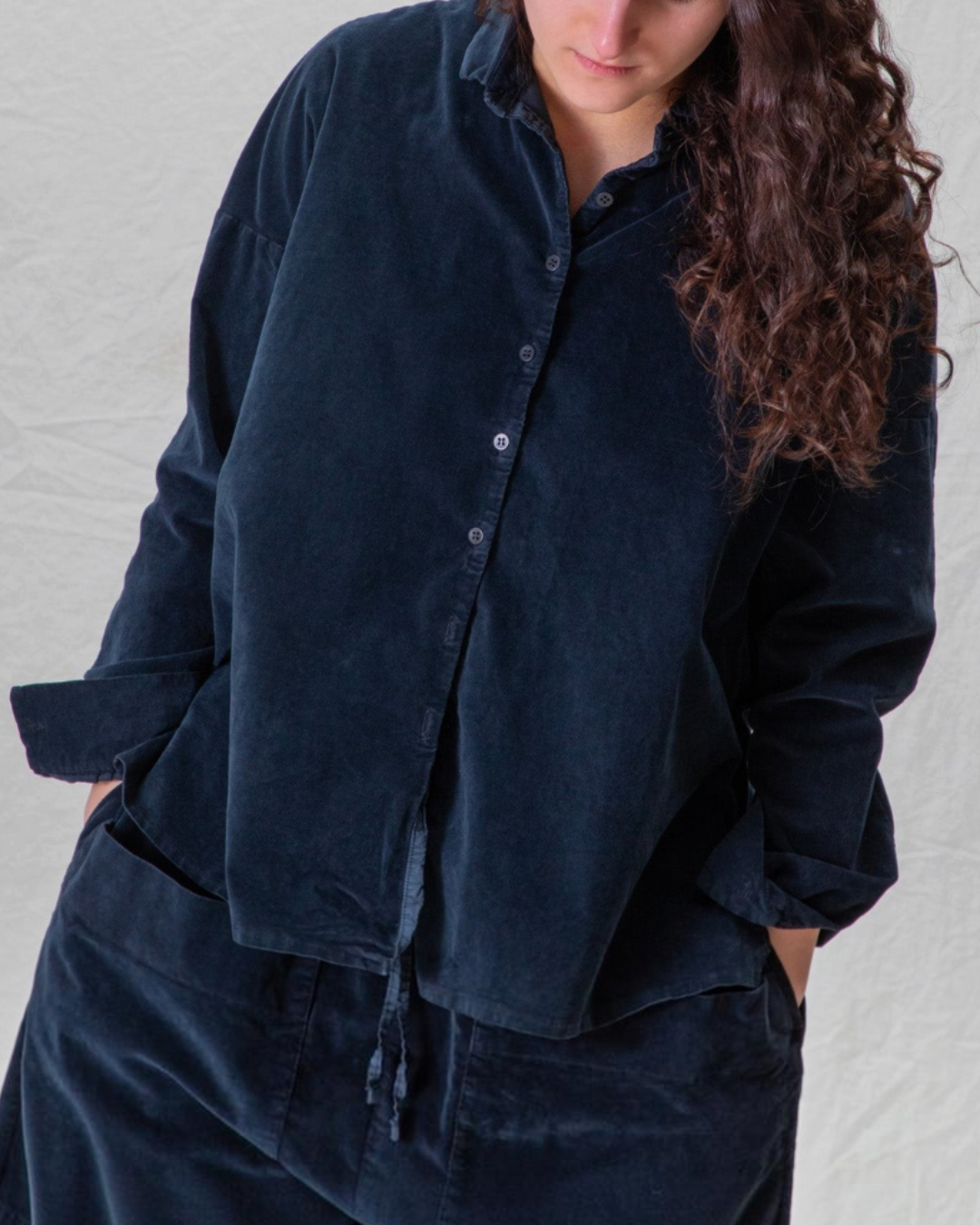 Femme portant une chemise en velours bleu marine Album Di Famiglia chez Merci Paris, coupe décontractée en coton.