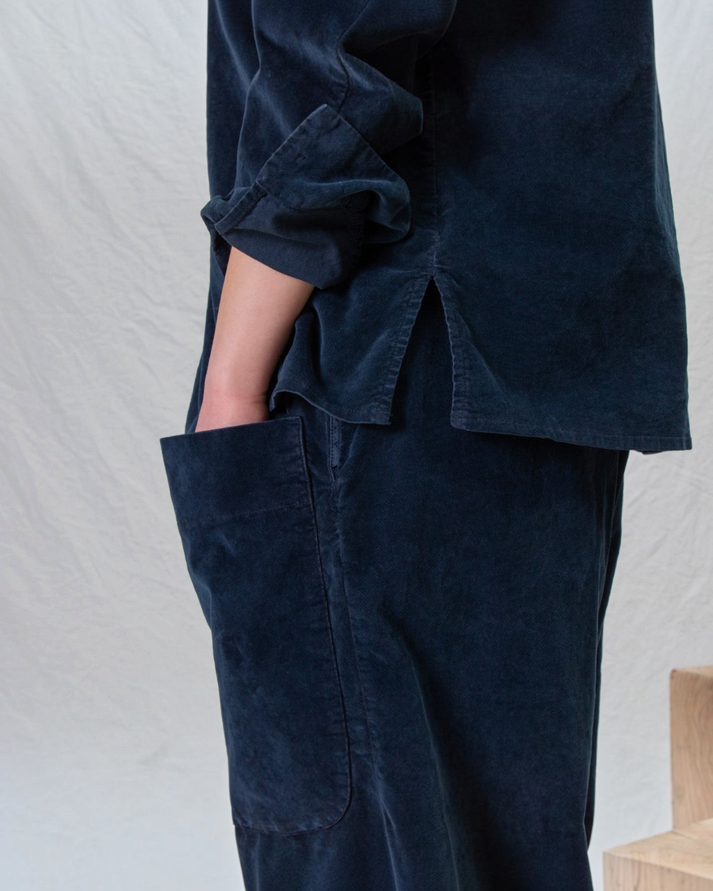 Chemise en velours bleu marine Album Di Famiglia chez Merci Paris avec poches latérales et fentes sur les côtés