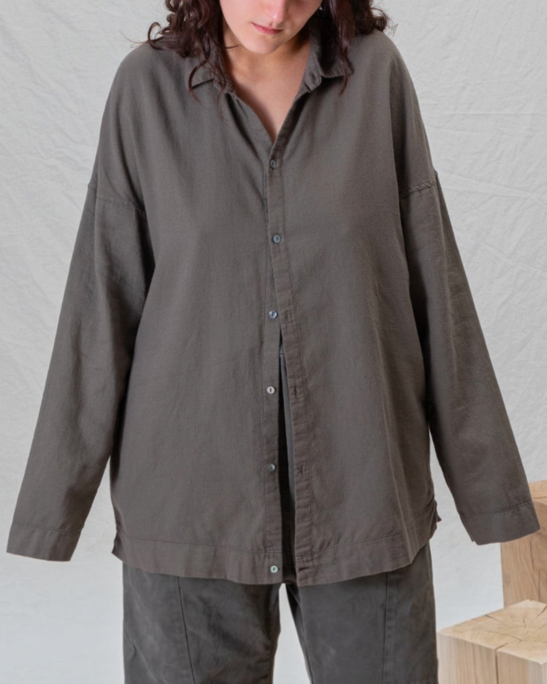 Chemise mixte marron en toile de coton légère Album Di Famiglia portée par une femme, style minimaliste Merci Paris