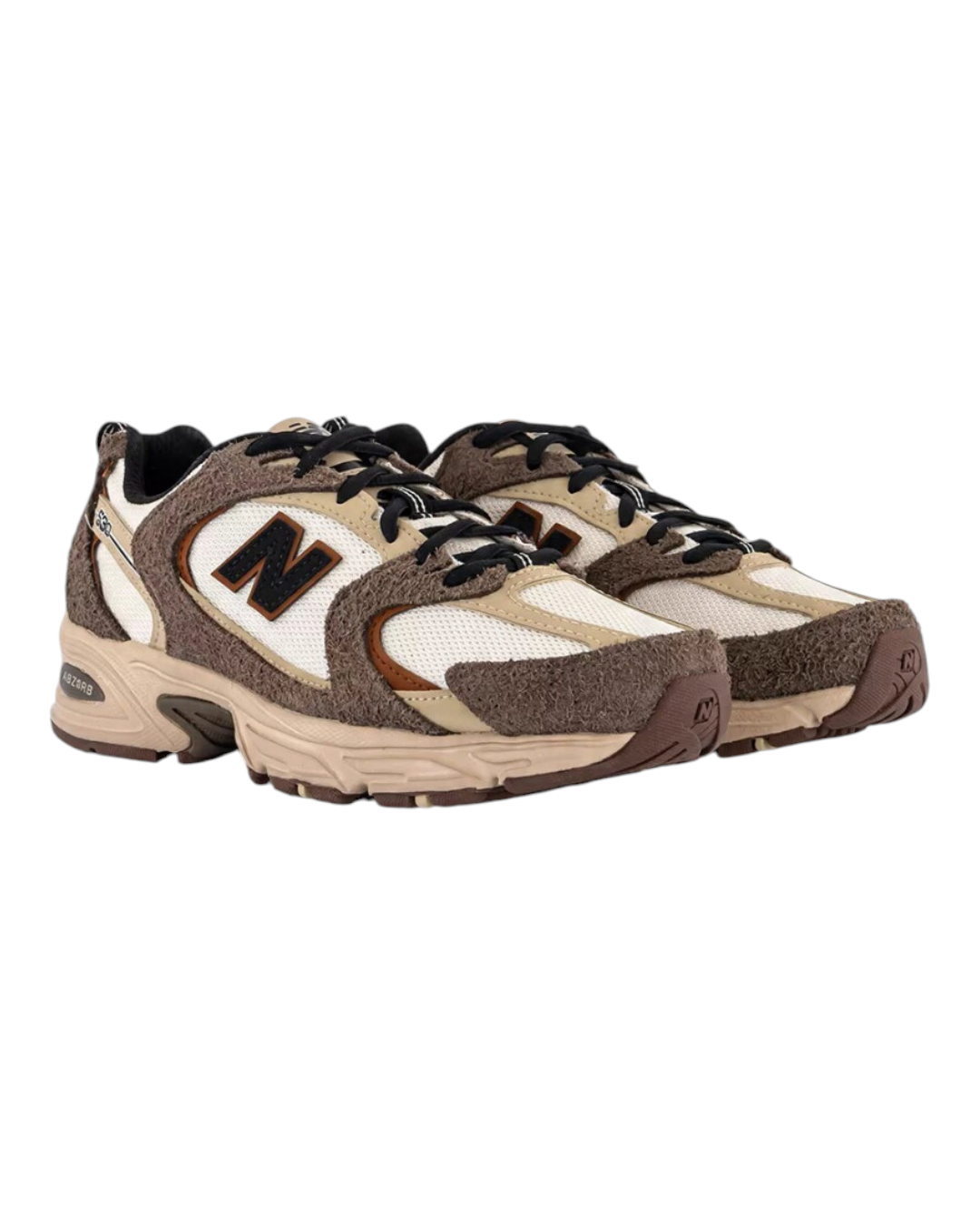 Baskets New Balance 530 Merci Paris en daim et mesh marron et beige au design rétro inspiré des années 2000
