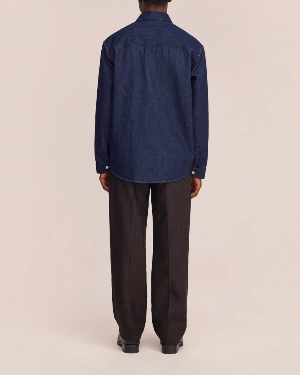 Vue arrière de la surchemise Casper NN.07 en sergé de coton indigo portée par un homme chez Merci Paris