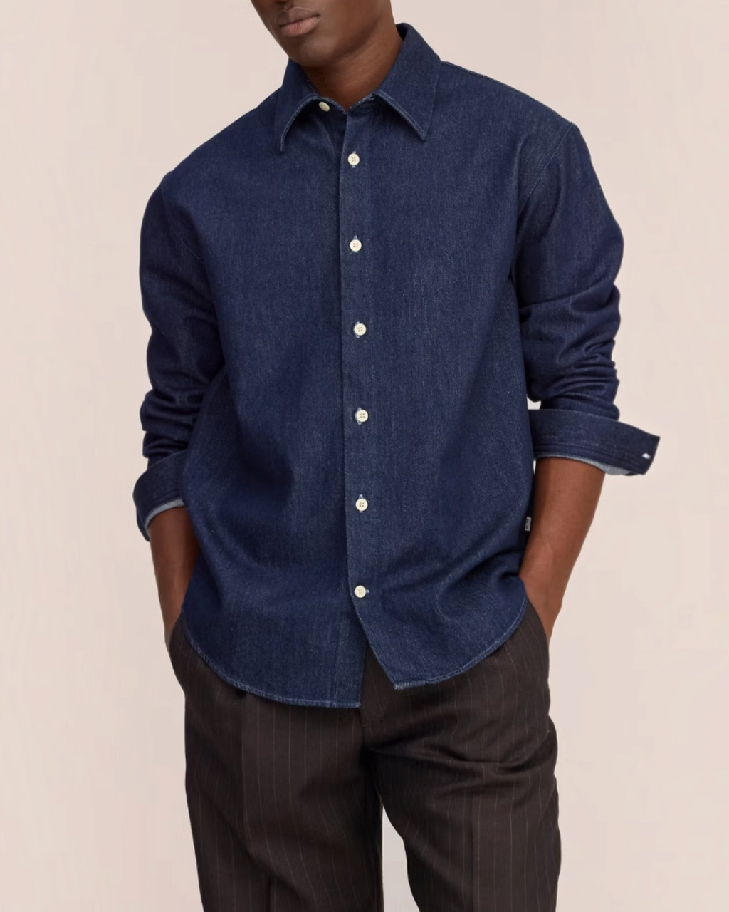 Homme portant la surchemise Casper en sergé de coton indigo de la marque Merci Paris, coupe décontractée