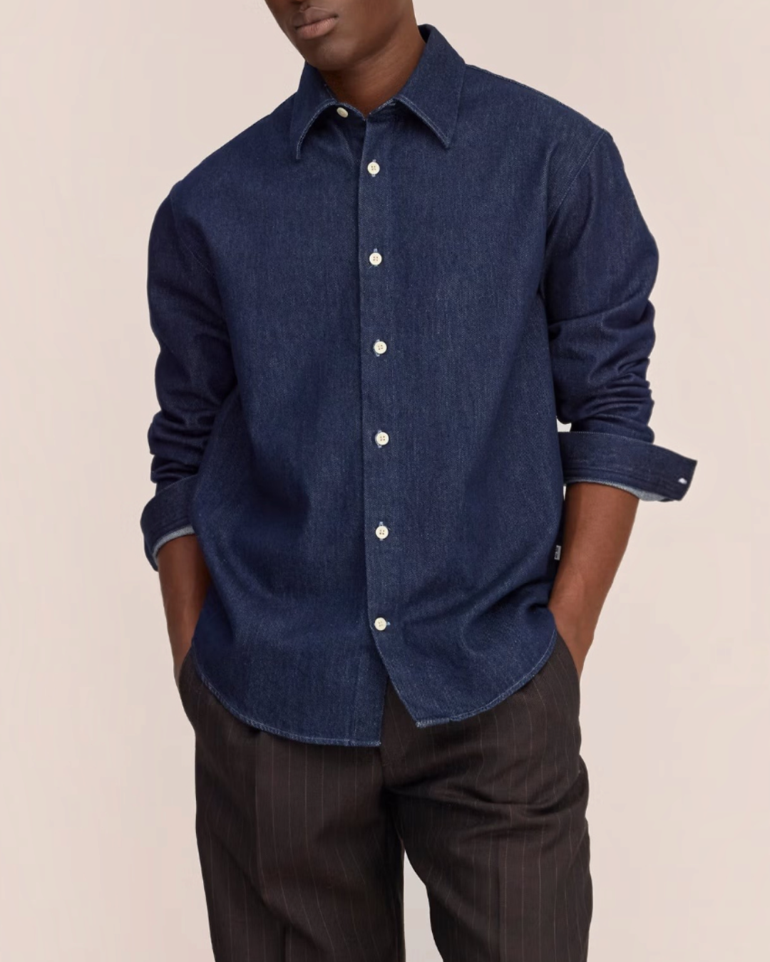 Homme portant la surchemise Casper en sergé de coton indigo de la marque Merci Paris, coupe décontractée