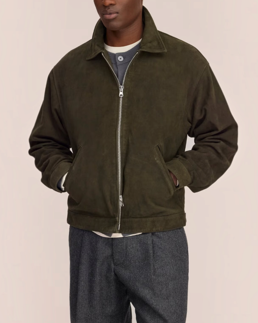 Homme portant une veste Merci Paris NN.07 Petrus en daim vert olive avec col classique et fermeture zippée