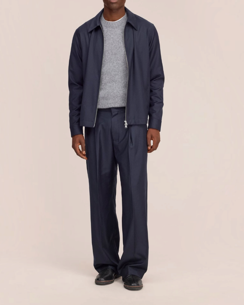 Homme portant le pantalon Kay bleu marine de Merci Paris en flanelle de laine mélangée avec une coupe ample