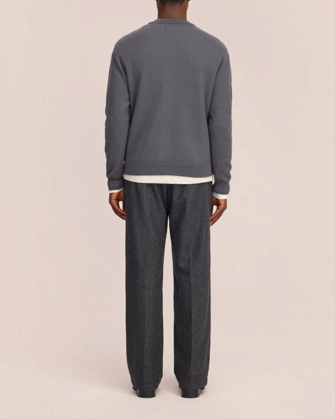 Vue arrière du cardigan Jasper gris en laine bouillie NN.07 porté par un homme, collection Merci Paris