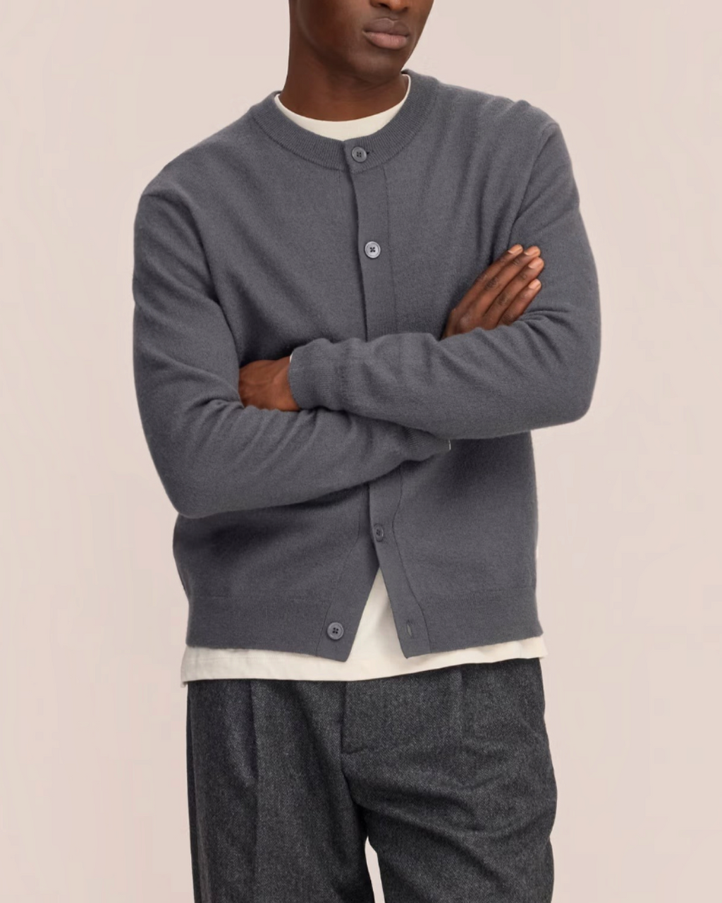 Homme portant un cardigan Merci Paris NN.07 Jasper gris en laine bouillie à col rond et boutons en nacre