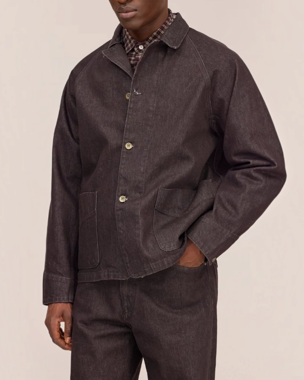 Homme portant la veste Aiko marron en denim épais de coton biologique et recyclé de la marque Merci Paris