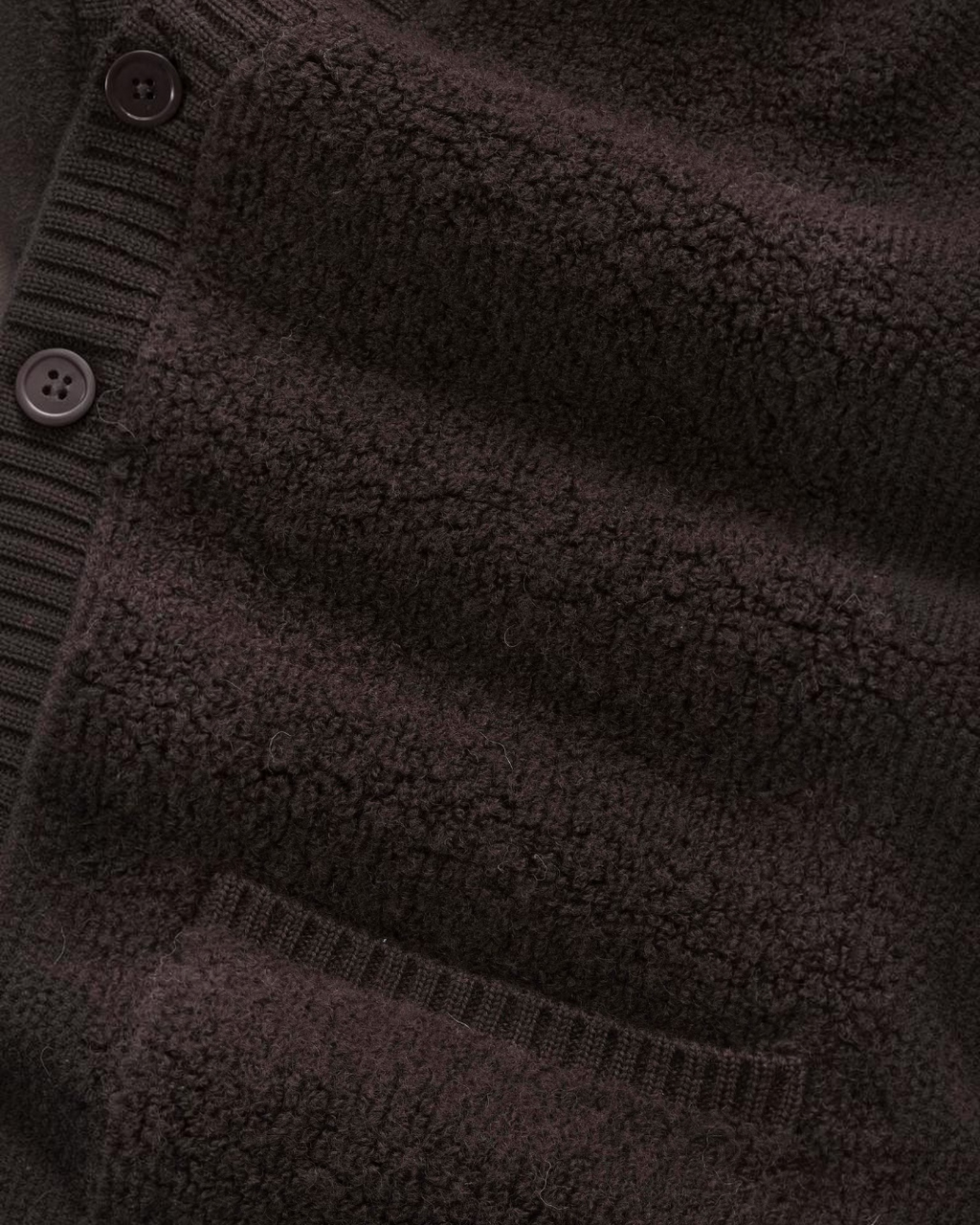 Gros plan sur la maille bouclette marron du cardigan en laine Merci Paris avec boutons et bordures côtelées