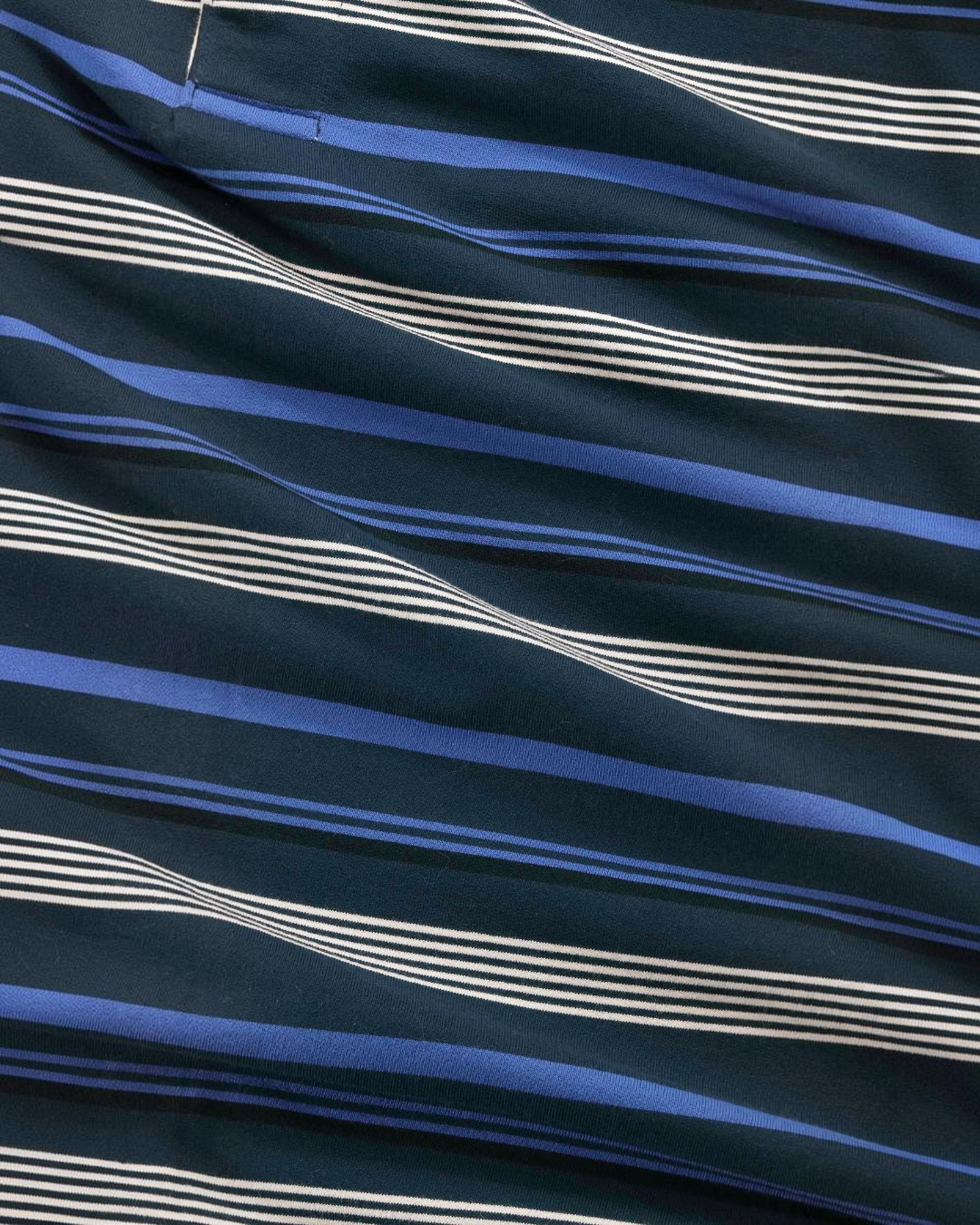 Gros plan sur le polo rayé David de Merci Paris en molleton de coton biologique bleu, blanc et bleu marine