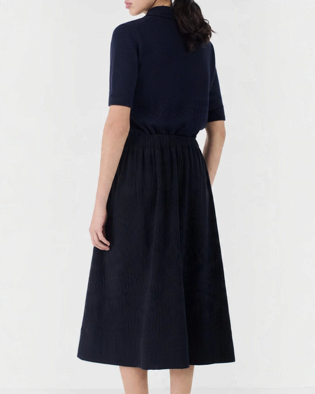 Jupe midi bleu marine Merci Paris en mélange de coton et laine avec une silhouette froncée fluide vue de dos