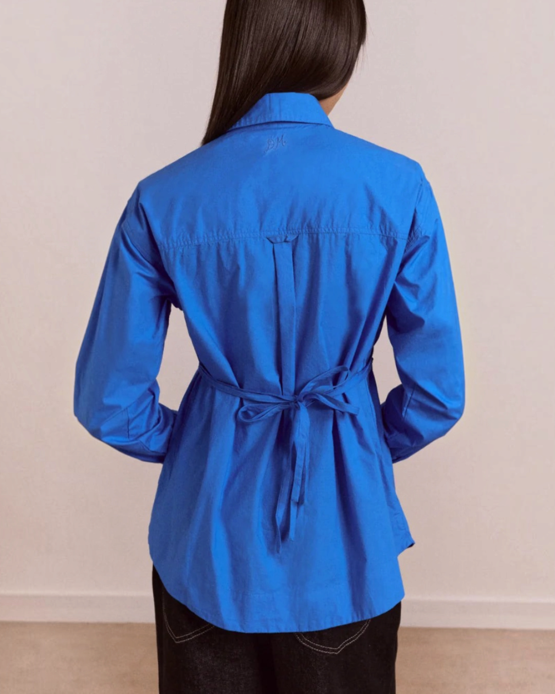 Vue arrière de la chemise Lux Merci Paris par Damson Madder en coton biologique bleu avec lien à nouer dans le dos