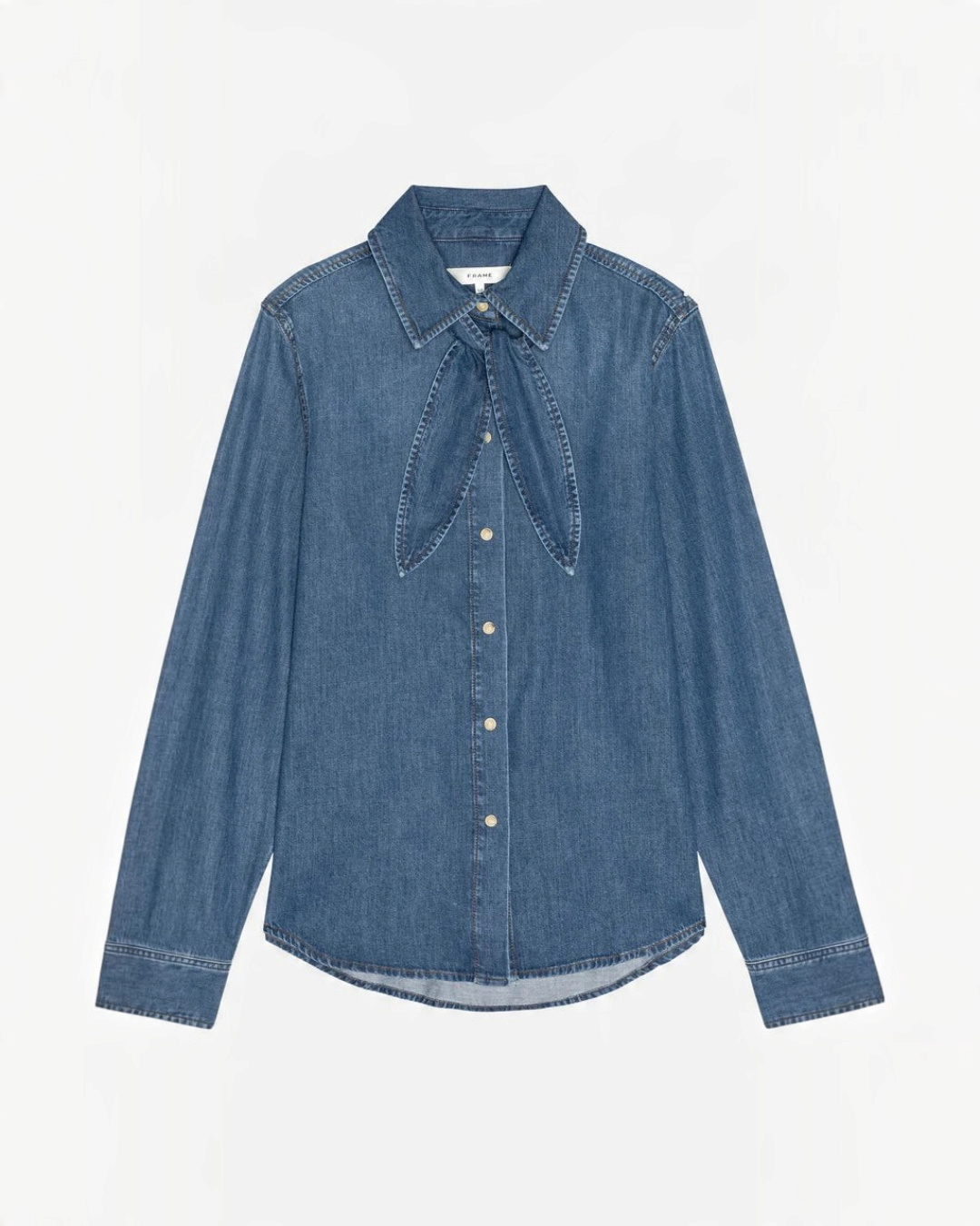 Chemise Clementine en denim bleu délavé Hideaway de Merci Paris avec col à nouer et boutons classiques