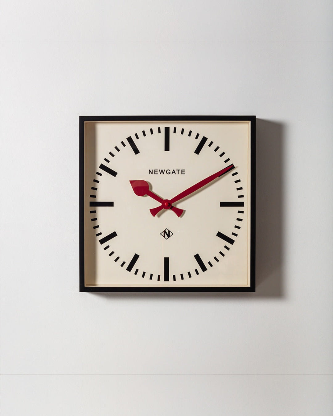 Newgate - Horloge Murale Carrée Number 5 - Aiguilles Rouge