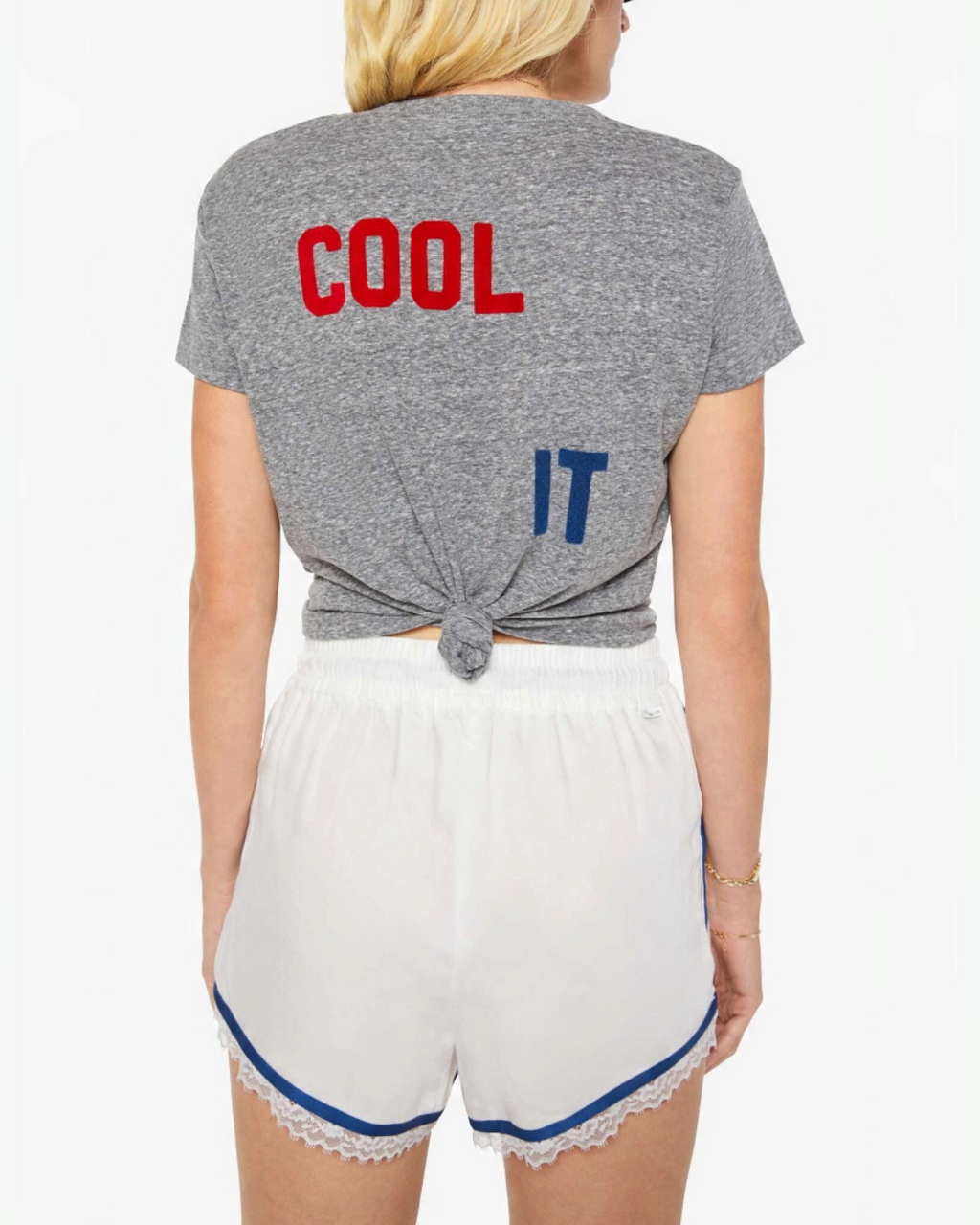 T-shirt gris chiné Merci Paris Mother avec inscription Cool It rouge et bleue noué dans le dos sur une femme