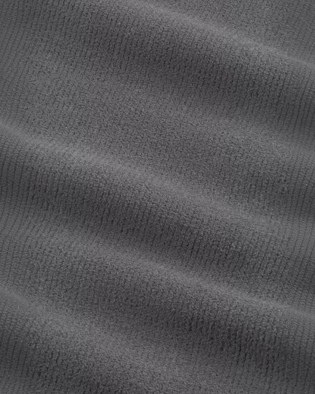 Gros plan sur la maille douce et grise du pull Danny de la marque Merci Paris