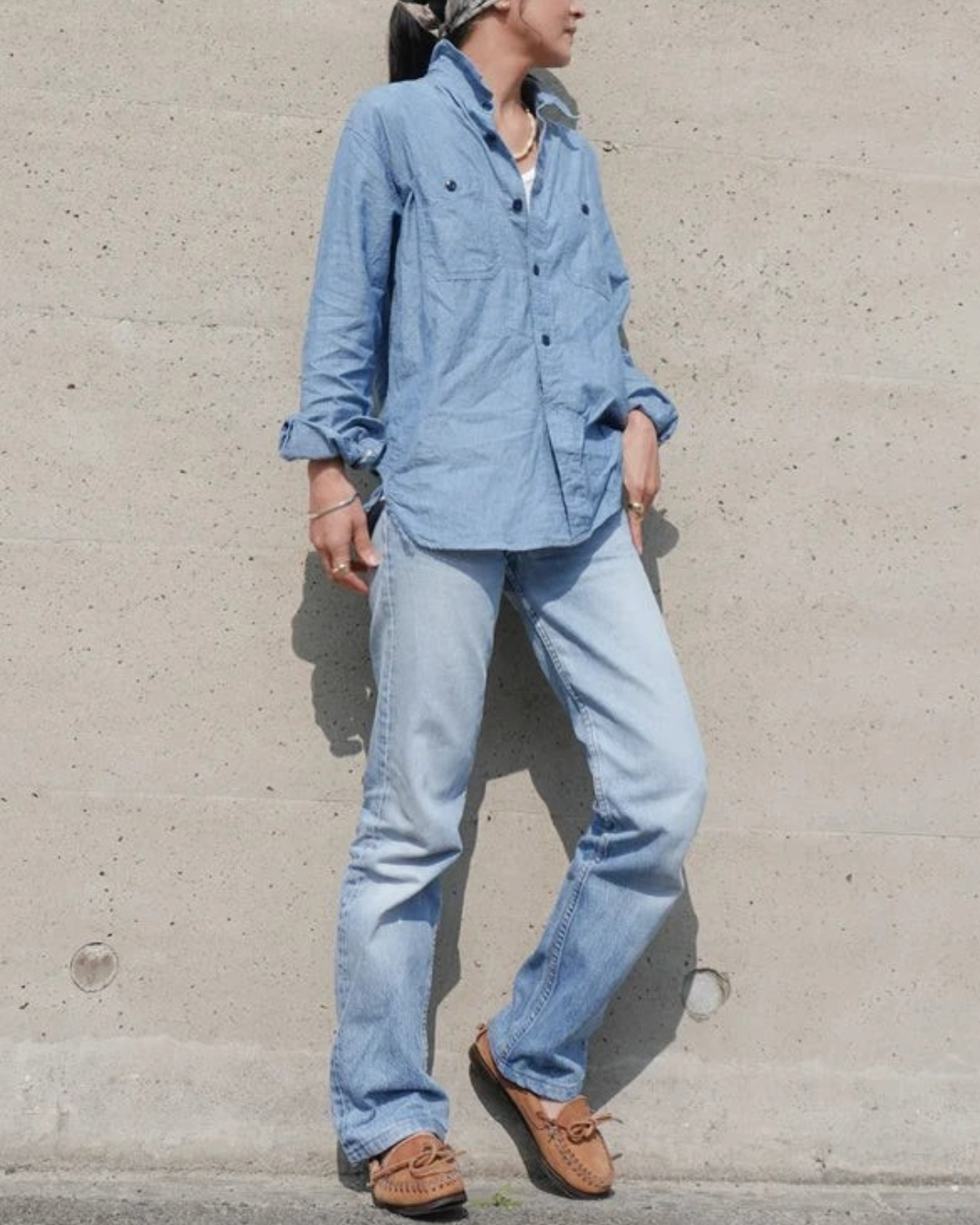 Femme portant une chemise en chambray bleu Dopple & Scent de Merci Paris avec un jean et un bandana