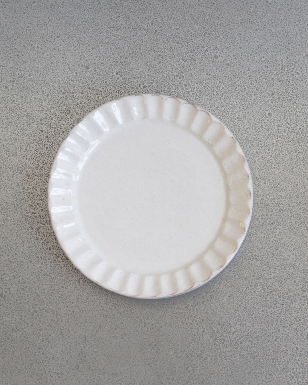 Hitoshi Kato - Kohiki Shima fluted plate - White