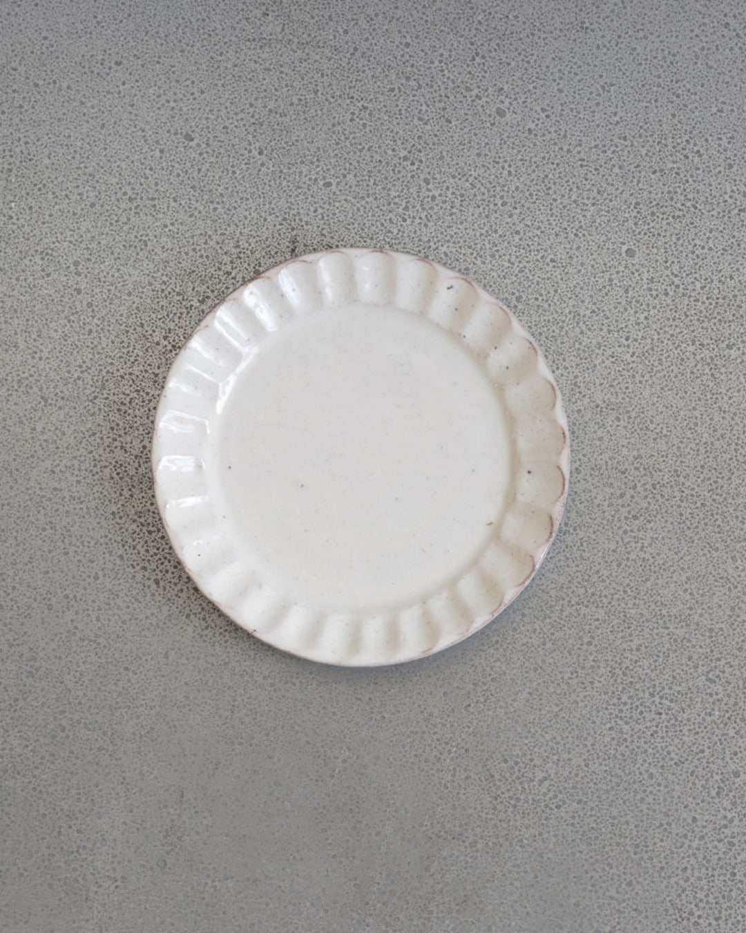 Hitoshi Kato - Kohiki Shima fluted plate - White